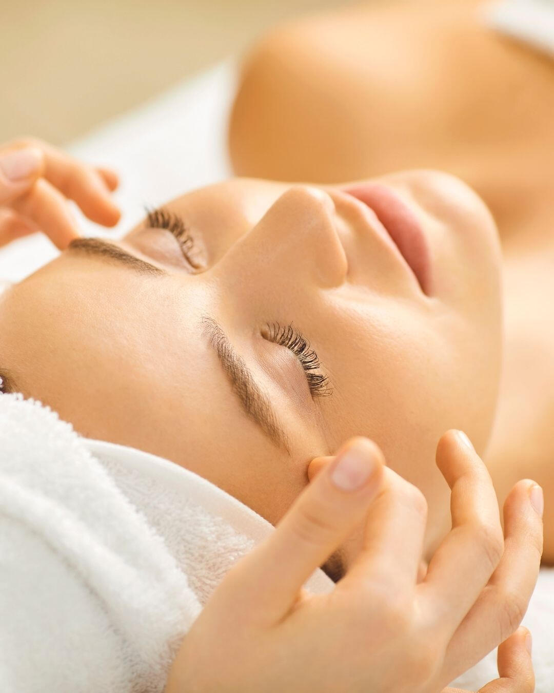 Glow &amp; Regeneration Gönnen Sie Ihrer Haut ein Upgrade. Von tiefenwirksamen Reinigungen Deluxe bis hin zu hochwirksamem Microneedling – wir bieten maßgeschneiderte Facials und Body-Treatments für ein perfektes Hautbild.